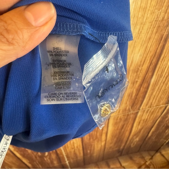 Calvin Klein Women’s Sleeveless Royal Blue Blouse Keyhole Front Back Size Medium - Picture 12 of 12